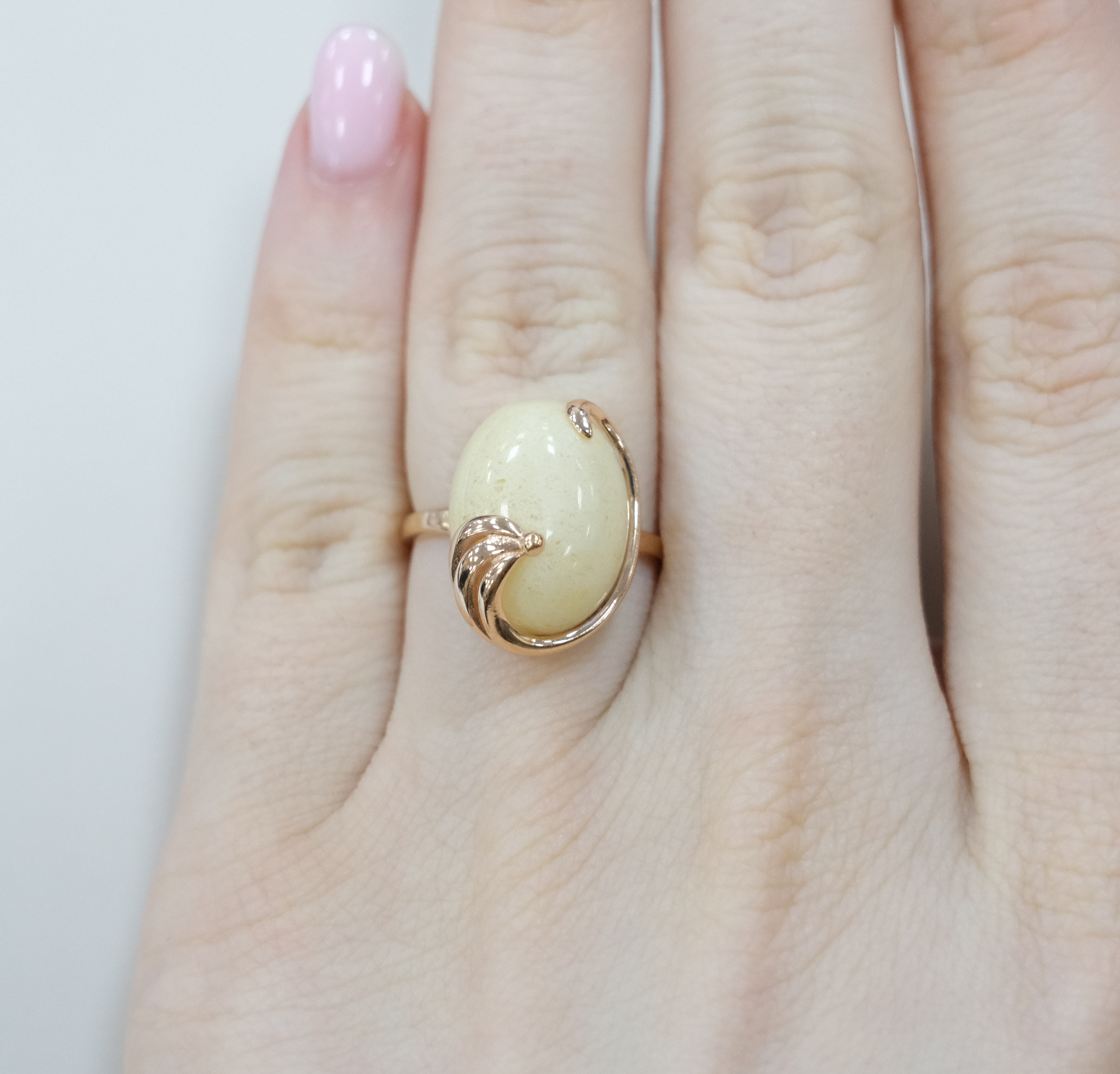 Серебряное кольцо с янтарем